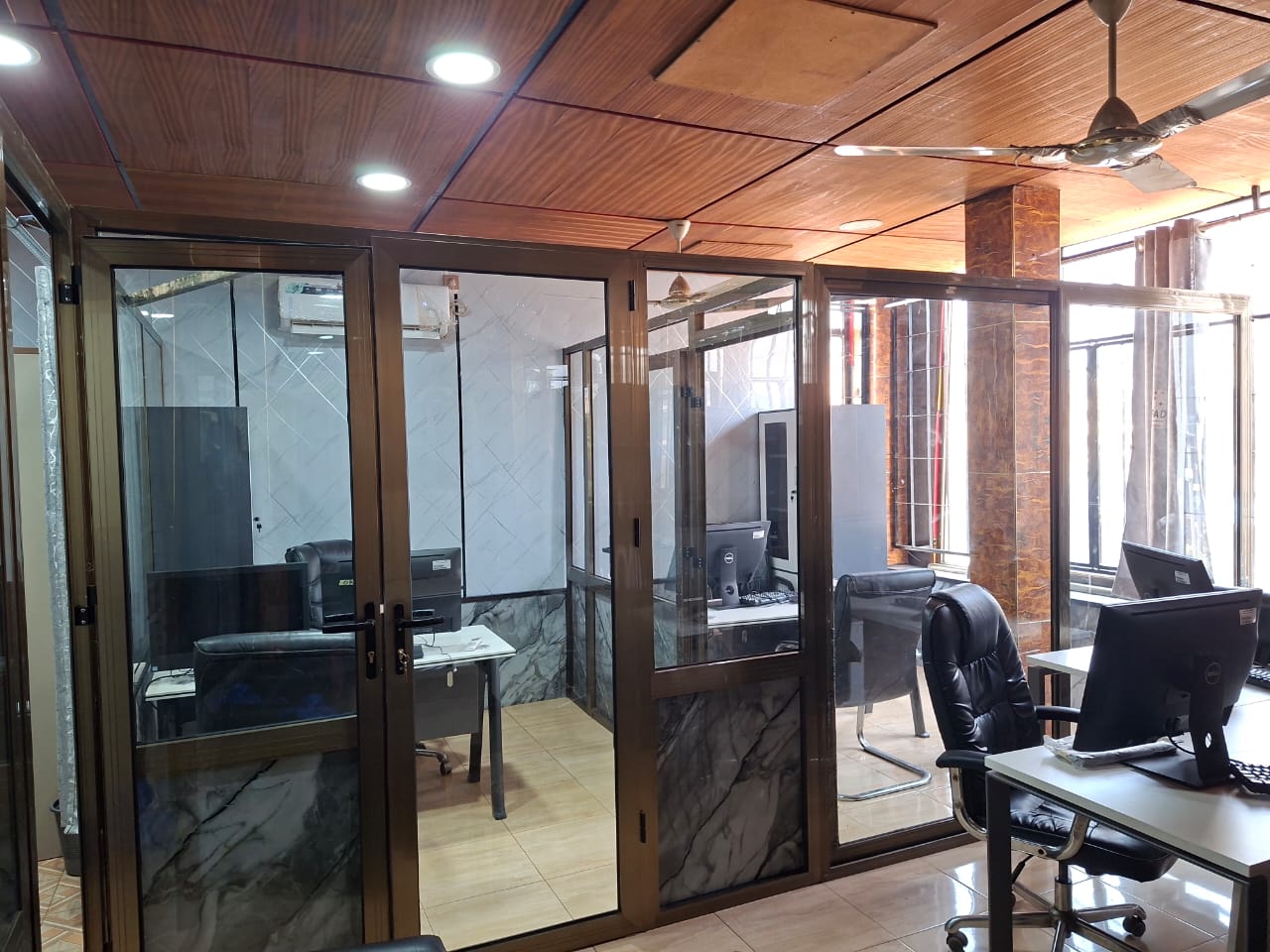 Bureaux vitrés de l'Espace FADL